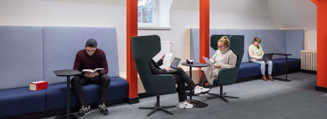 Studierende nutzen einen Sitzbereich in den 2022 neugestalteten Lernräumen in der Bereichsbibliothek Heger-Tor-Wall, Foto: Jens Kirchner (Jens Kirchner ArchitekturFotografie, Düsseldorf) für die Universitätsbibliothek Osnabrück