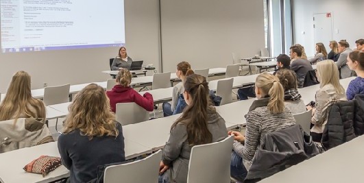 Studierende und Dozentin in einem Kurs in der Bereichsbibliothek Westerberg, Foto: Barbara Mönkediek / Universitätsbibliothek