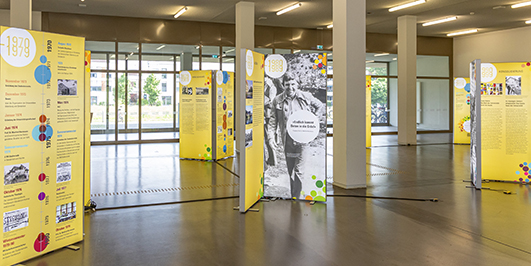 Blick in die Ausstellung zum 50. Jubiläum der Uni Osnabrück, Foyer der Bereichsbibliothek auf dem Westerberg, Foto: Jens Raddatz / Universität Osnabrück